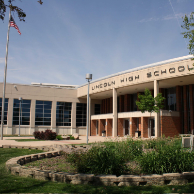 A picture of Lincoln High School in Sioux Falls.